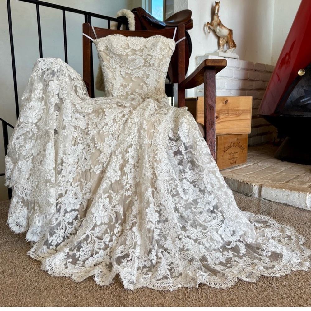 Monique Lhuillier Cream Lace Dress